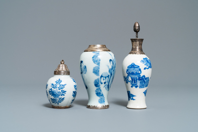Trois vases et une th&eacute;i&egrave;re en porcelaine de Chine en bleu et blanc aux montures en argent, Kangxi