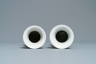 Une paire de vases en porcelaine de Chine en bleu et blanc, marque de Kangxi, 19&egrave;me