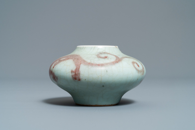 Un lave-pinceaux en porcelaine de Chine &agrave; d&eacute;cor d'un dragon en rouge de cuivre, 18/19&egrave;me