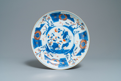 Une paire de grands plats en porcelaine de Chine de style Imari, Kangxi