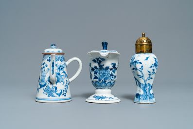 Drie Chinese blauw-witte kannen, een theepot en een vaas met montuur, Kangxi/Qianlong