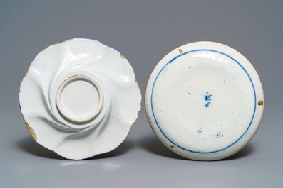 Twee blauw-witte Delftse chinoiserie borden en een schotel, 17/18e eeuw