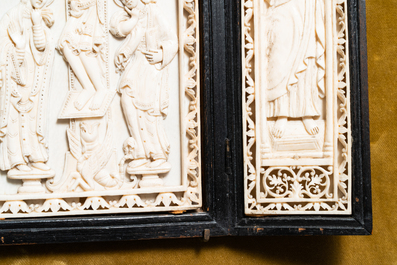 Une triptyque en ivoire sculpt&eacute; &agrave; d&eacute;cor de 'La Crucifixion', prob. Dieppe, France, 19&egrave;me