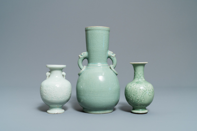 Drie Chinese monochrome celadon vazen, 19/20e eeuw