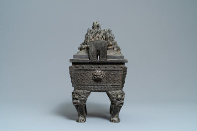 Een grote Chinese bronzen wierookbrander met dieren bij een heuvelig landschap, Ming