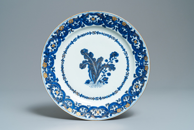 Une paire de plats en porcelaine de Chine en bleu et blanc rehauss&eacute; d'or, Qianlong