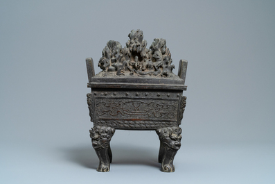 Un grand br&ucirc;le-parfum couvert en bronze &agrave; d&eacute;cor d'animaux dans un paysage montagneux, Ming