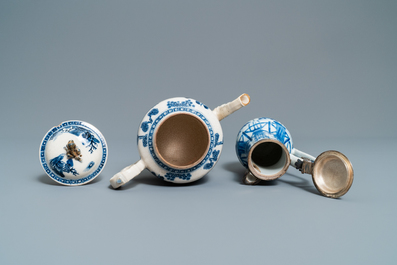Trois verseuses, une th&eacute;i&egrave;re et un vase &agrave; monture en m&eacute;tal en porcelaine de Chine en bleu et blanc, Kangxi/Qianlong
