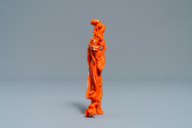 A Chinese carved coral figure of a lady with lingzhi, 19/20th C.