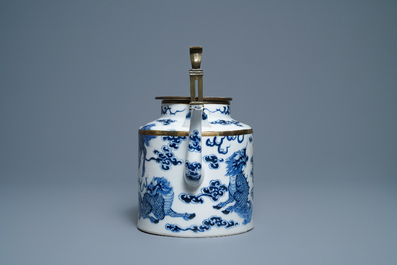 Une grande th&eacute;i&egrave;re en porcelaine de Chine 'Bleu de Hue' pour le Vietnam &agrave; d&eacute;cor de kylins, 19&egrave;me