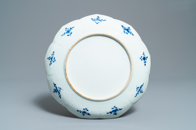 Un plat en porcelaine de Chine en bleu et blanc en forme de lotus, Kangxi