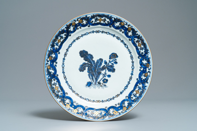 Une paire de plats en porcelaine de Chine en bleu et blanc rehauss&eacute; d'or, Qianlong