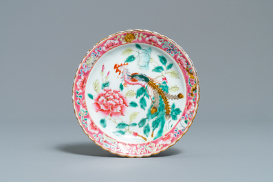 Trois assiettes en porcelaine de Chine famille rose pour le march&eacute; Straits ou Peranakan, 19&egrave;me