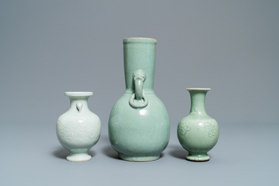 Trois vases en porcelaine de Chine c&eacute;ladon monochrome, 19/20&egrave;me