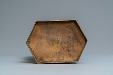 Un vase de forme hexagonale en &eacute;maux cloisonn&eacute;s, marque de Xuande, 19&egrave;me
