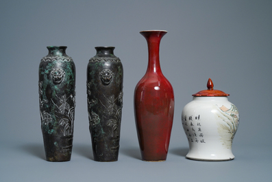 Een diverse collectie Chinees porselein, brons, hout en hardsteen, 19/20e eeuw