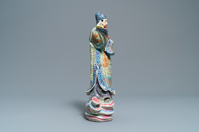 Une figure d'un immortel en porcelaine de Chine famille rose, 19/20&egrave;me