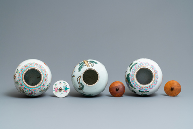 Drie Chinese famille rose en qianjiang cai potten, 19/20e eeuw