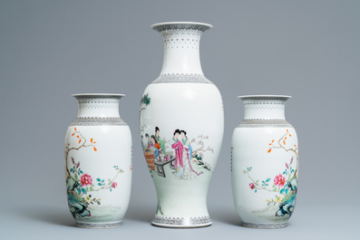 Trois vases en porcelaine de Chine famille rose, R&eacute;publique