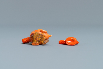 Een Chinese snuiffles in rood koraal met een vaas rustend op een schildpad, Republiek