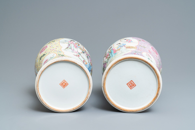 Deux vases en porcelaine de Chine famille rose, marque de Qianlong, R&eacute;publique