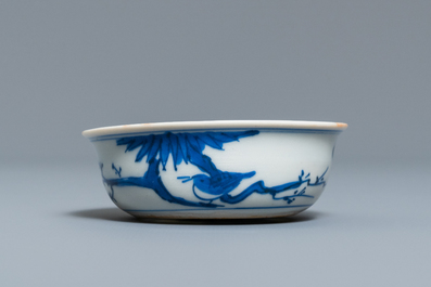 Een zeldzaam Chinees blauw-wit kraakporseleinen kommetje met 'reiger' merk, Wanli