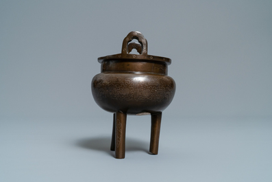 Un br&ucirc;le-parfum en bronze incrust&eacute; d'argent, marque Shi Shou, Chine, 19&egrave;me
