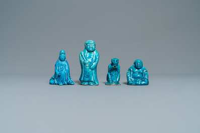 Negen Chinese figuren en waterdruppelaars met turquoise glazuur, Kangxi en later