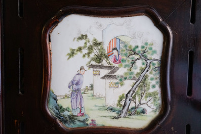 Un paravent en bois orn&eacute; de plaques en porcelaine de Chine famille rose, R&eacute;publique