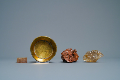 Une collection vari&eacute;e en porcelaine, bronze, bois et pierres dures, Chine, 19/20&egrave;me