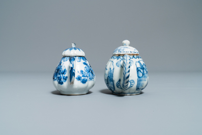 Cinq th&eacute;i&egrave;res en porcelaine de Chine en bleu et blanc, Kangxi