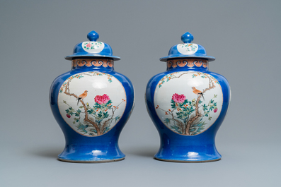 Une paire de vases couverts en porcelaine de Chine famille rose, marque de Kangxi, 19&egrave;me