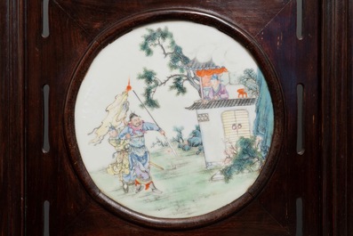 Un paravent en bois orn&eacute; de plaques en porcelaine de Chine famille rose, R&eacute;publique