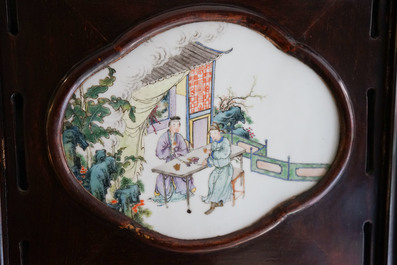 Een Chinees houten kamerscherm met famille rose 'Romance van de Westelijke Kamer' plaquettes, Republiek