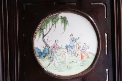 Un paravent en bois orn&eacute; de plaques en porcelaine de Chine famille rose, R&eacute;publique