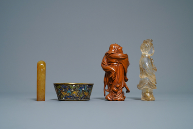 Une collection vari&eacute;e en porcelaine, bronze, bois et pierres dures, Chine, 19/20&egrave;me