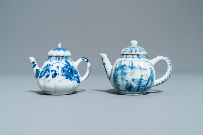 Cinq th&eacute;i&egrave;res en porcelaine de Chine en bleu et blanc, Kangxi