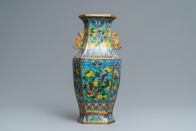 Un vase de forme hexagonale en &eacute;maux cloisonn&eacute;s, marque de Xuande, 19&egrave;me