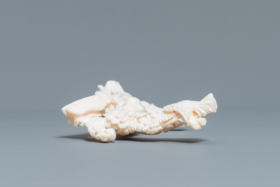 Une figure d'une femme &agrave; l'&eacute;ventail en corail blanc, Chine, R&eacute;publique
