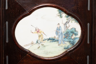 Un paravent en bois orn&eacute; de plaques en porcelaine de Chine famille rose, R&eacute;publique