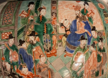 Een paar grote Chinese famille verte dekselvazen, Kangxi
