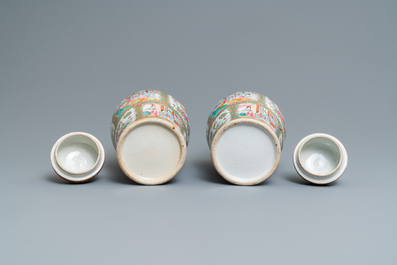 Une paire de vases couverts en porcelaine de Chine famille rose de Canton, 19&egrave;me