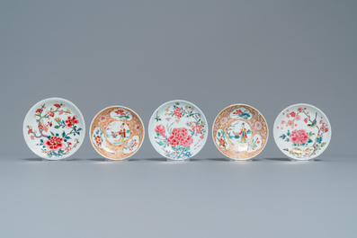 Vijf Chinese famille rose koppen en schotels, Yongzheng/Qianlong