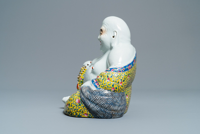 Une figure de Bouddha en porcelaine de Chine famille rose, marque en creux, 19&egrave;me