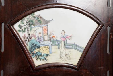 Un paravent en bois orn&eacute; de plaques en porcelaine de Chine famille rose, R&eacute;publique