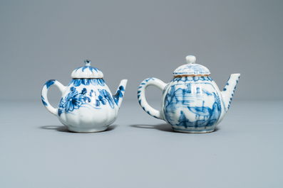 Vijf Chinese blauw-witte theepotten met deksels, Kangxi