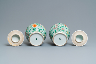 Une paire de vases couverts en porcelaine de Chine wucai &agrave; d&eacute;cor de lions bouddhistes, 19/20&egrave;me