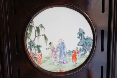 Een Chinees houten kamerscherm met famille rose 'Romance van de Westelijke Kamer' plaquettes, Republiek