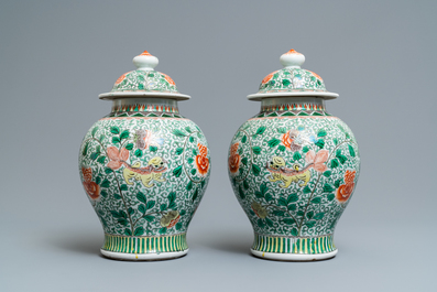 Une paire de vases couverts en porcelaine de Chine wucai &agrave; d&eacute;cor de lions bouddhistes, 19/20&egrave;me