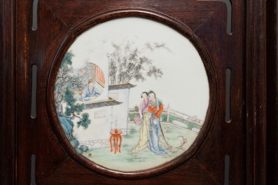 Un paravent en bois orn&eacute; de plaques en porcelaine de Chine famille rose, R&eacute;publique